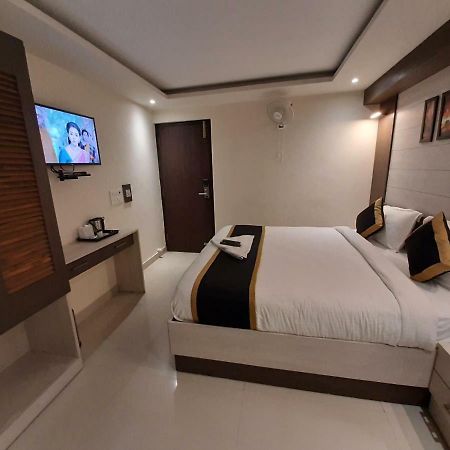 Liza Regency Hotel Ченай Екстериор снимка